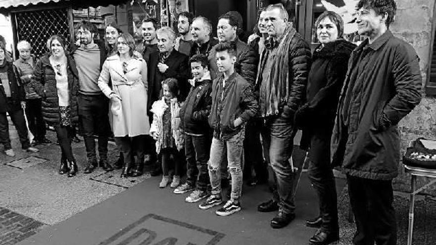 El equipo de la película, a la entrada del cine Zugaza de Durango, donde se llevó a cabo la ‘premiere’ en el marco de las actividades de la Azoka.