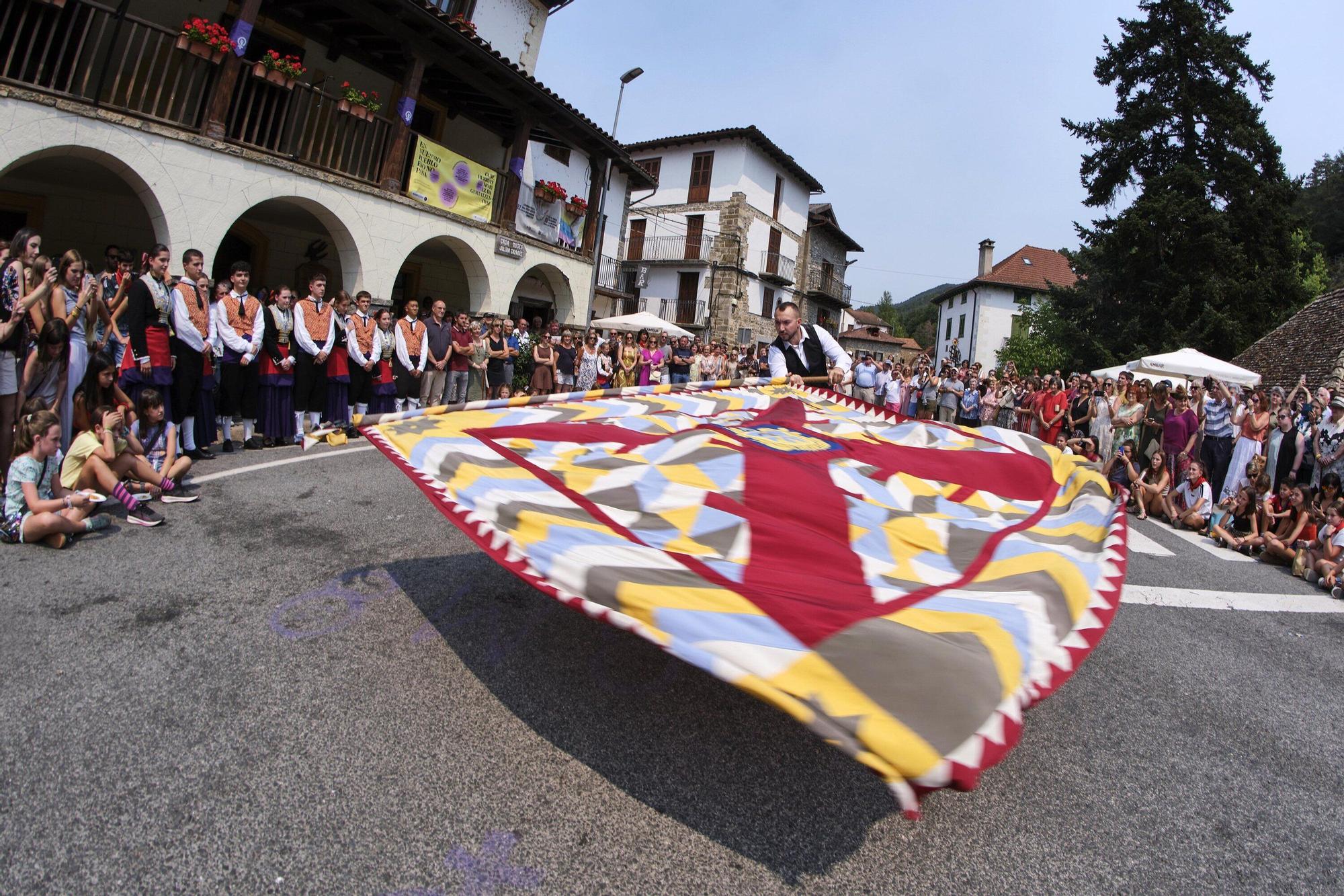 Fotos del tradicional baile de la bandera en fiestas de Roncal 2025