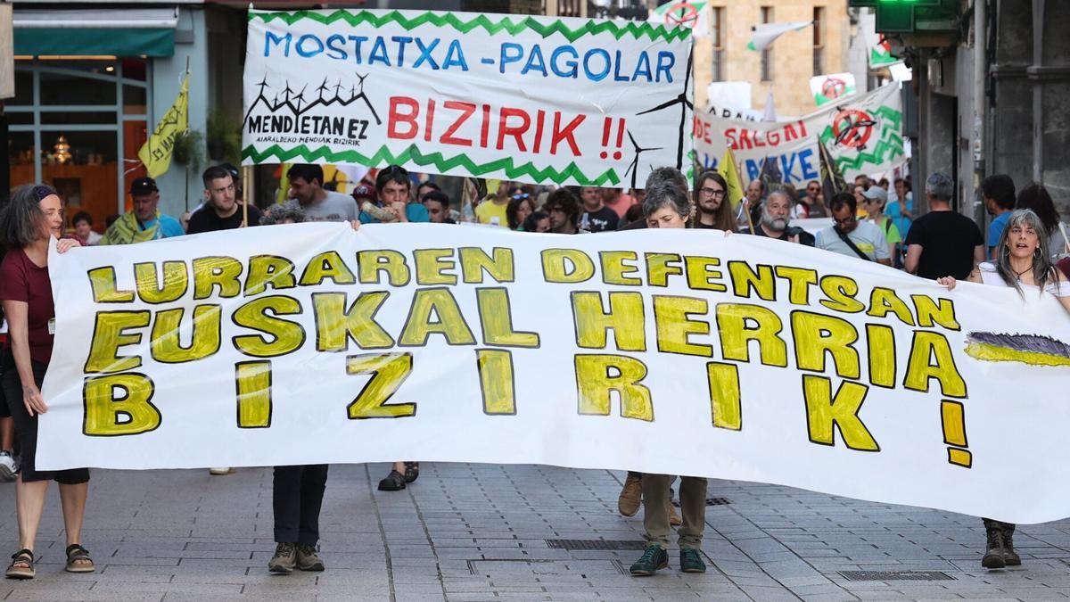 Manifestación en Azpeitia contra los proyectos de parques eólicos en Gipuzkoa.