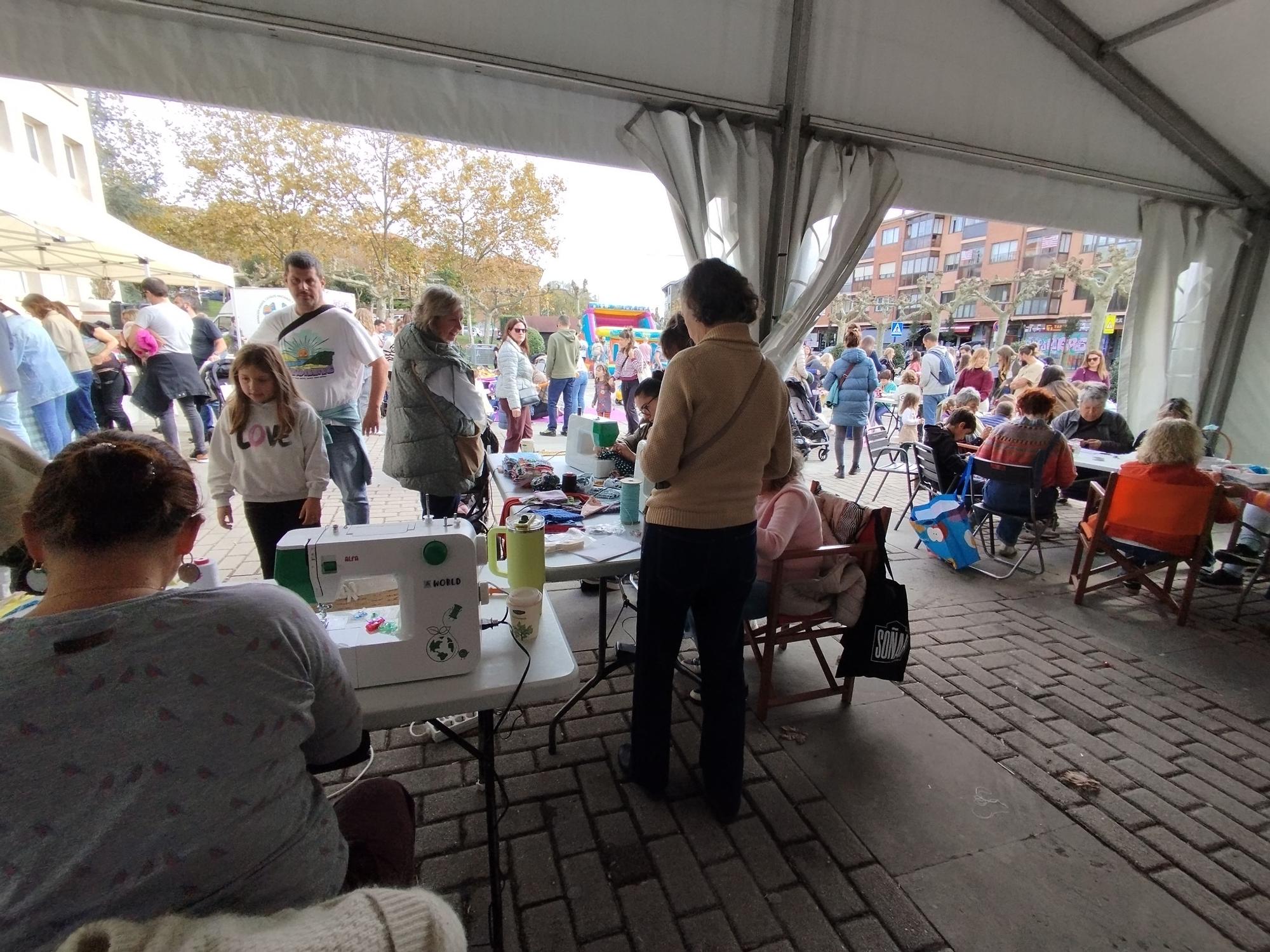 La plaza del ayuntamiento de Sopela acogió diversas actividades solidarias.