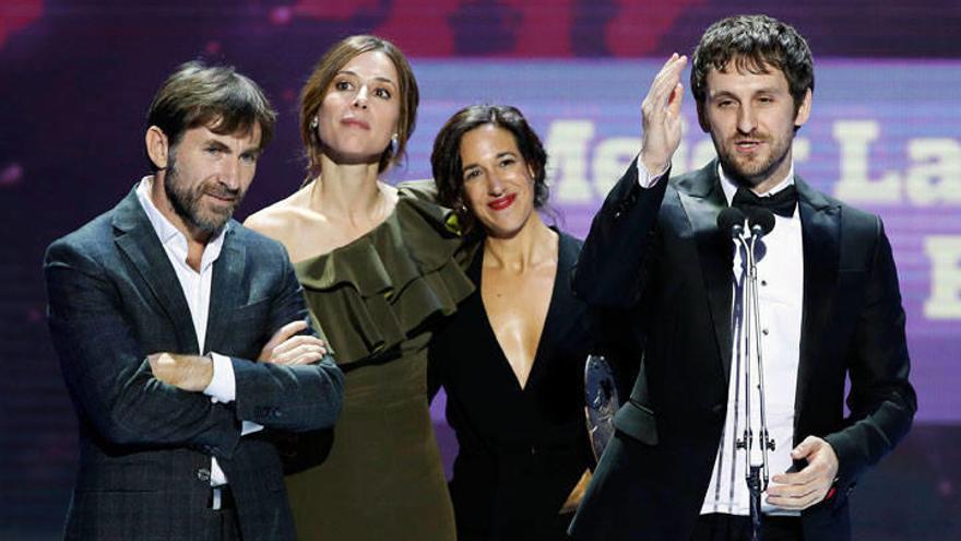 El director Raúl Arévalo, acompañado de parte del equipo de la cinta, tras recibir el premio Forqué a mejor película.