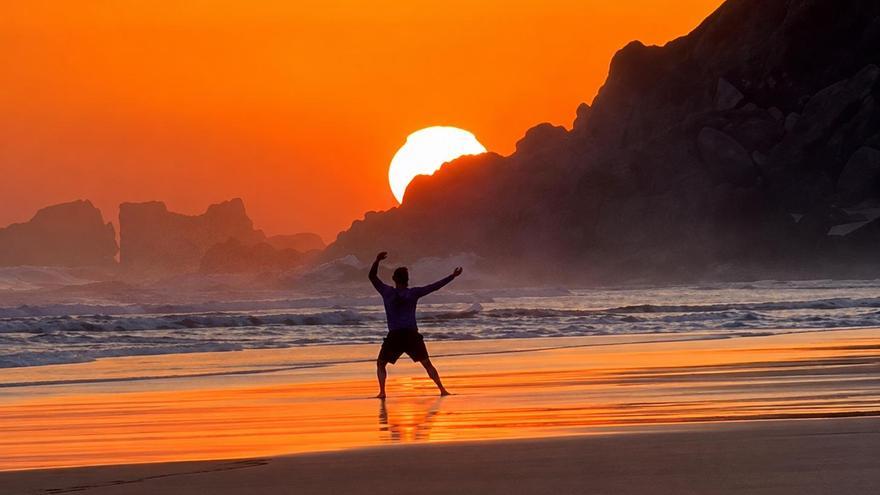 Ni Bali y Maldivas: Joseba Arguiñano disfruta de un espectacular atardecer en esta playa vasca