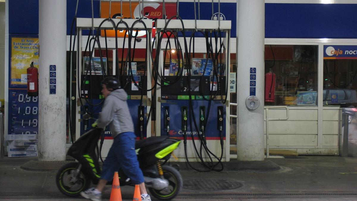 Una moto en la gasolinera Goya, cuando estaba en uso