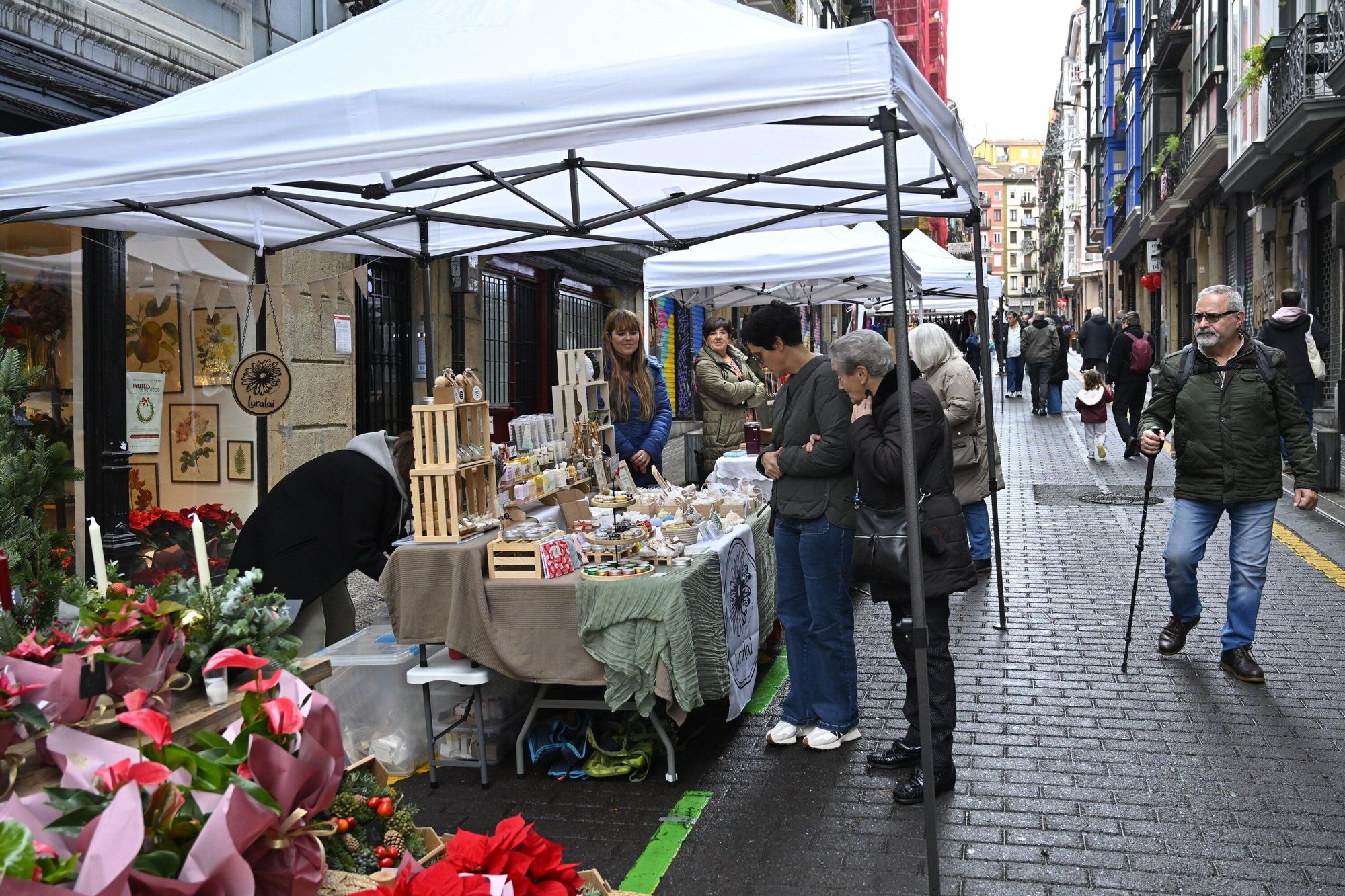 En imágenes: el mercado del Dos de Mayo se viste de Navidad