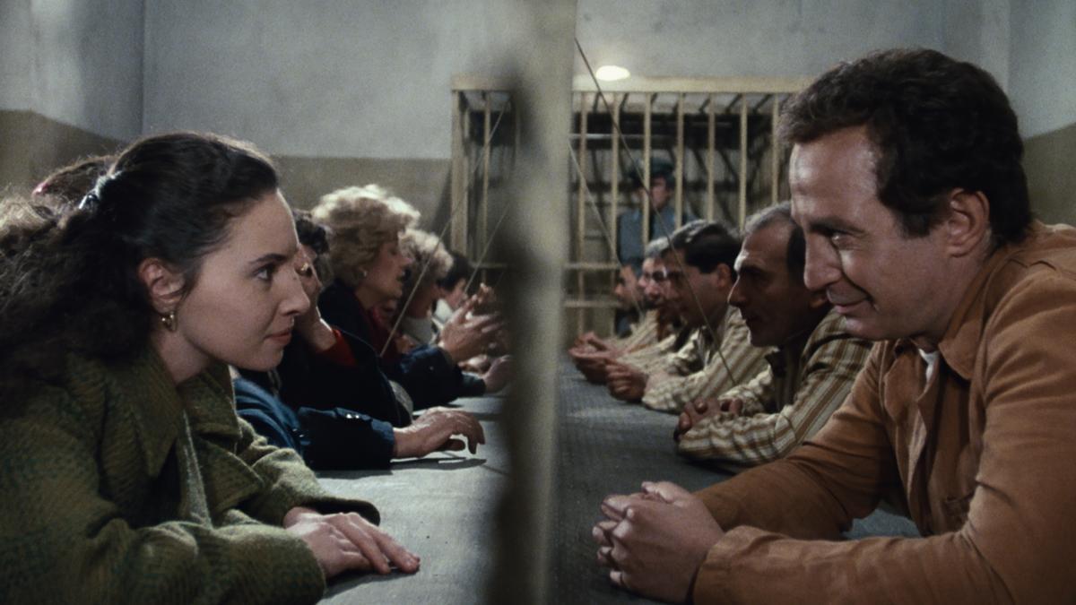 Laura del Sol y Ben Gazzara, en una escena de la serie ‘El Camorrista’