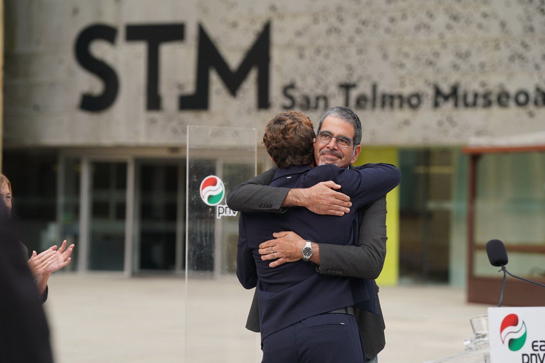 Eneko Goia y Jon Insausti se funden en un abrazo
