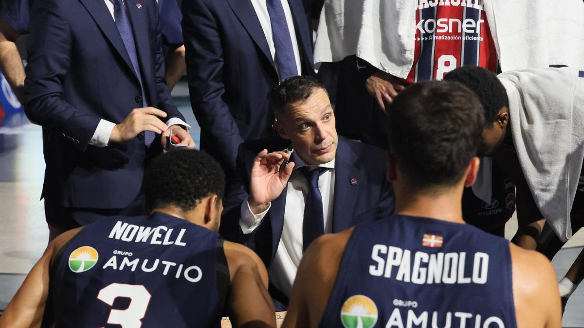 Galbiati da instrucciones en un tiempo muerto