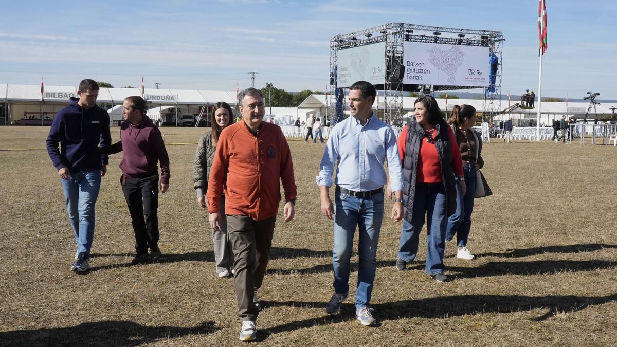 Aitor Esteban e Imanol Pradales en las campas de Foronda donde este domingo se celebra el Alderdi Eguna.