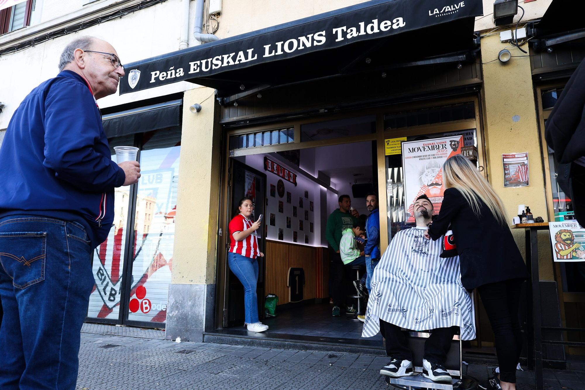 En imágenes: el bar Campeones de Bilbao se transforma en barbería y se une al movimiento solidario Movember