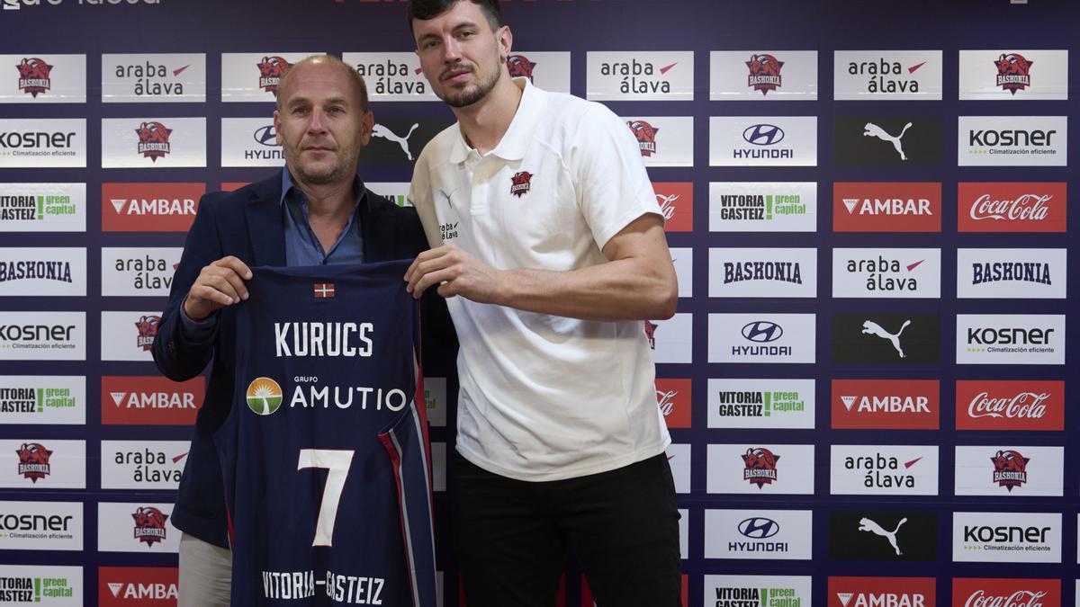 El exterior letón Rodions Kurucs ha sido presentado como nuevo jugador de Baskonia para las próximas tres temporadas