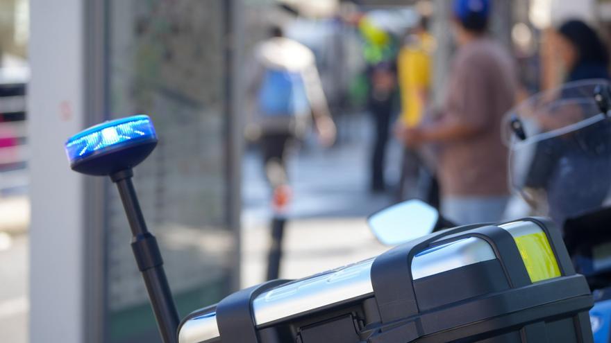 Detenidos por robar en un establecimiento comercial 900 euros en producto, que se suman al botín de auriculares valorados en 2.600 euros que tenían en su coche