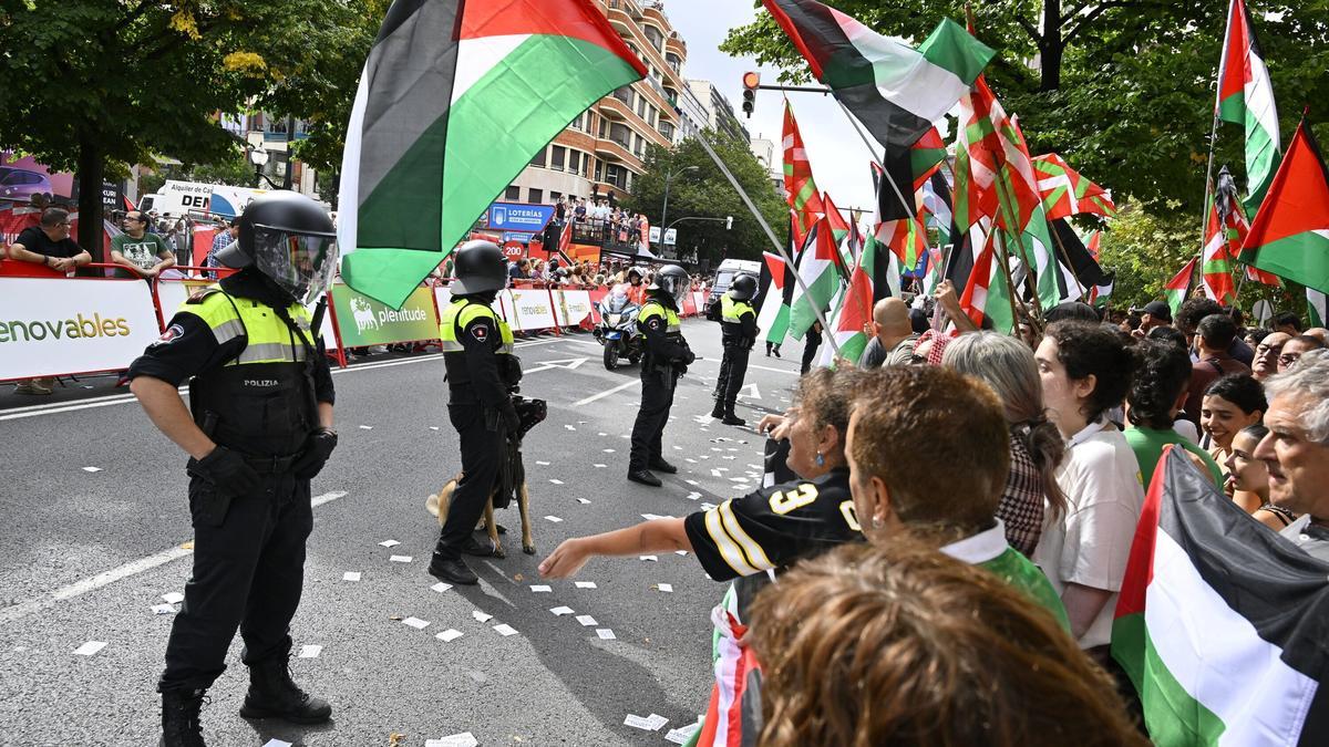 Así ha sido la mutitudinaria protesta contra el Israel en la meta de La Vuelta en Bilbao