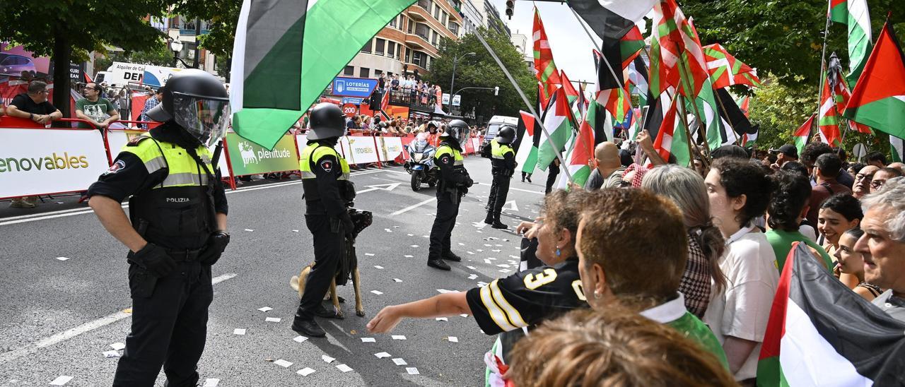 Así ha sido la mutitudinaria protesta contra el Israel en la meta de La Vuelta en Bilbao