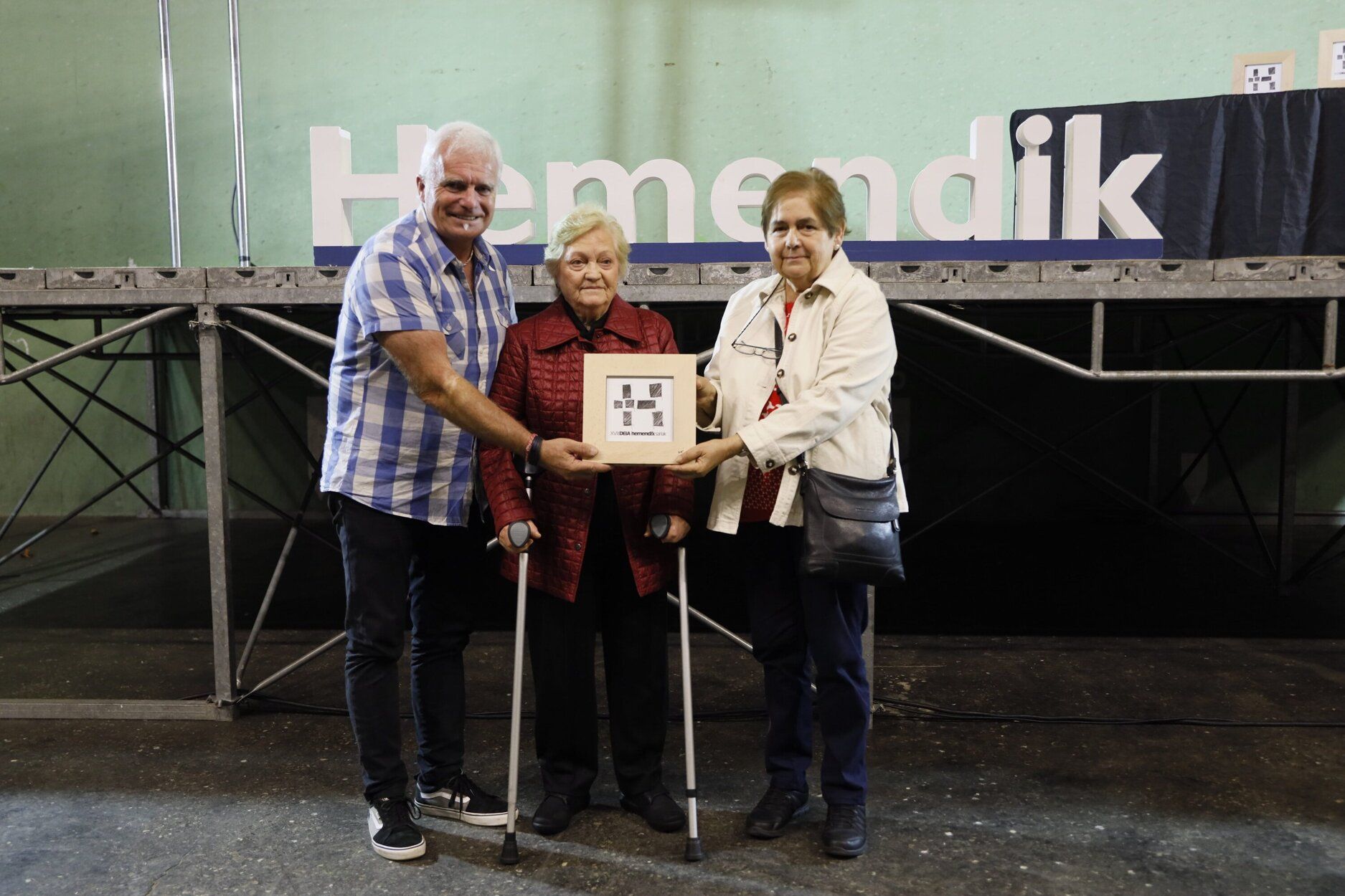 El alcalde de Laukiz, Gorka Elgezabal, entregó el galardón a María Ángeles y Amparo, de la Beheko Eskola de Laukiz por su aniversario.