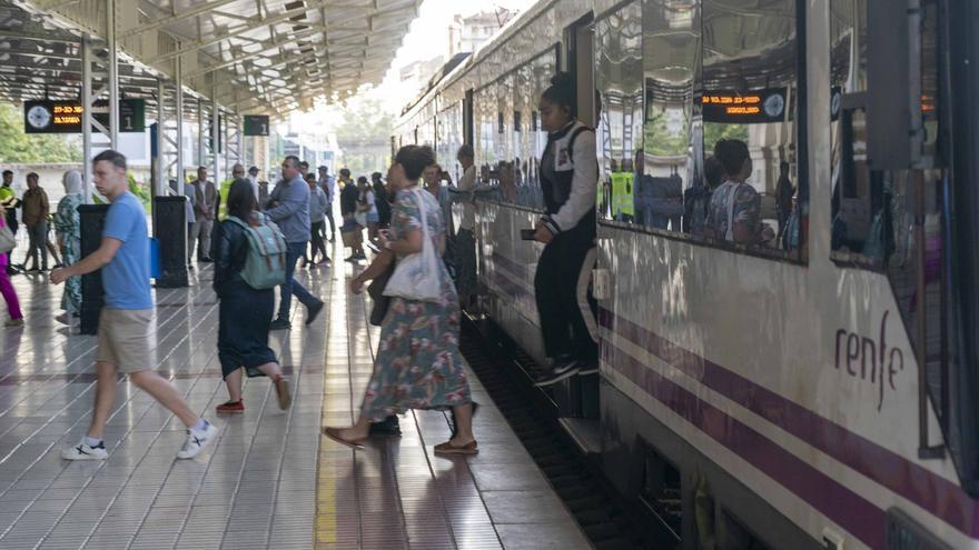 Bildu pide que el tren de cercanías pare en Salburua y Zabalgana