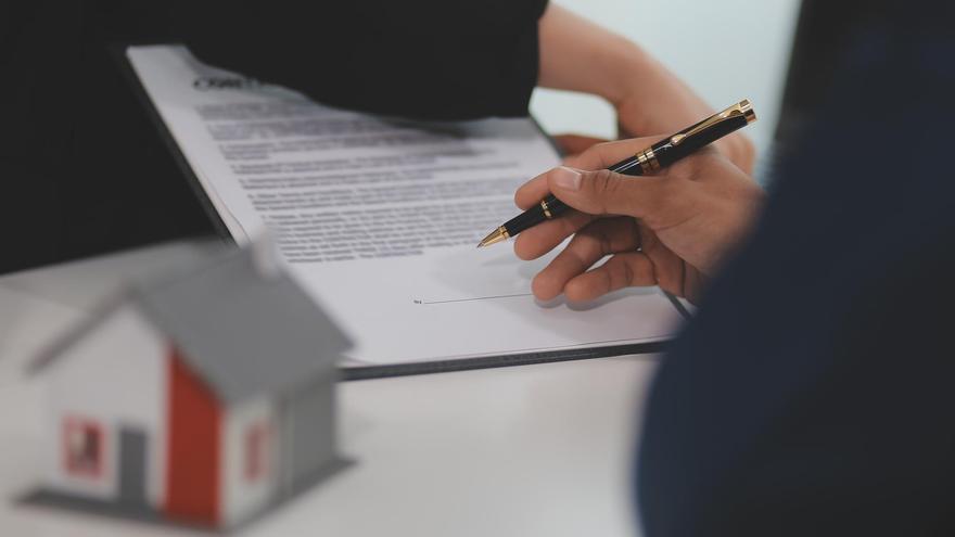 La compraventa de viviendas encadena tres meses de descensos en el Estado