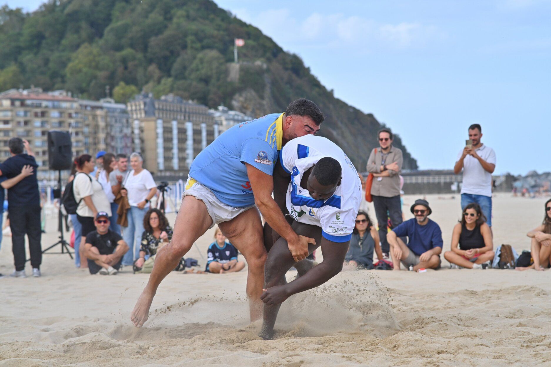 Espectacular exhibición de lucha canaria en la playa de la Zurriola