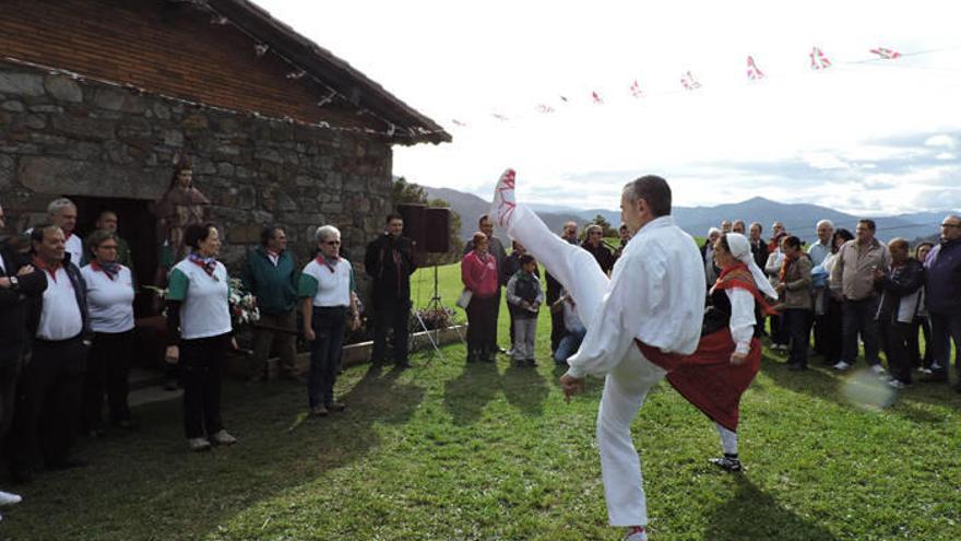 La kultur etxea de Balmaseda muestra hasta el día 23 varios objetos que pertenecieron al sacerdote. Fotos: E. Castresana