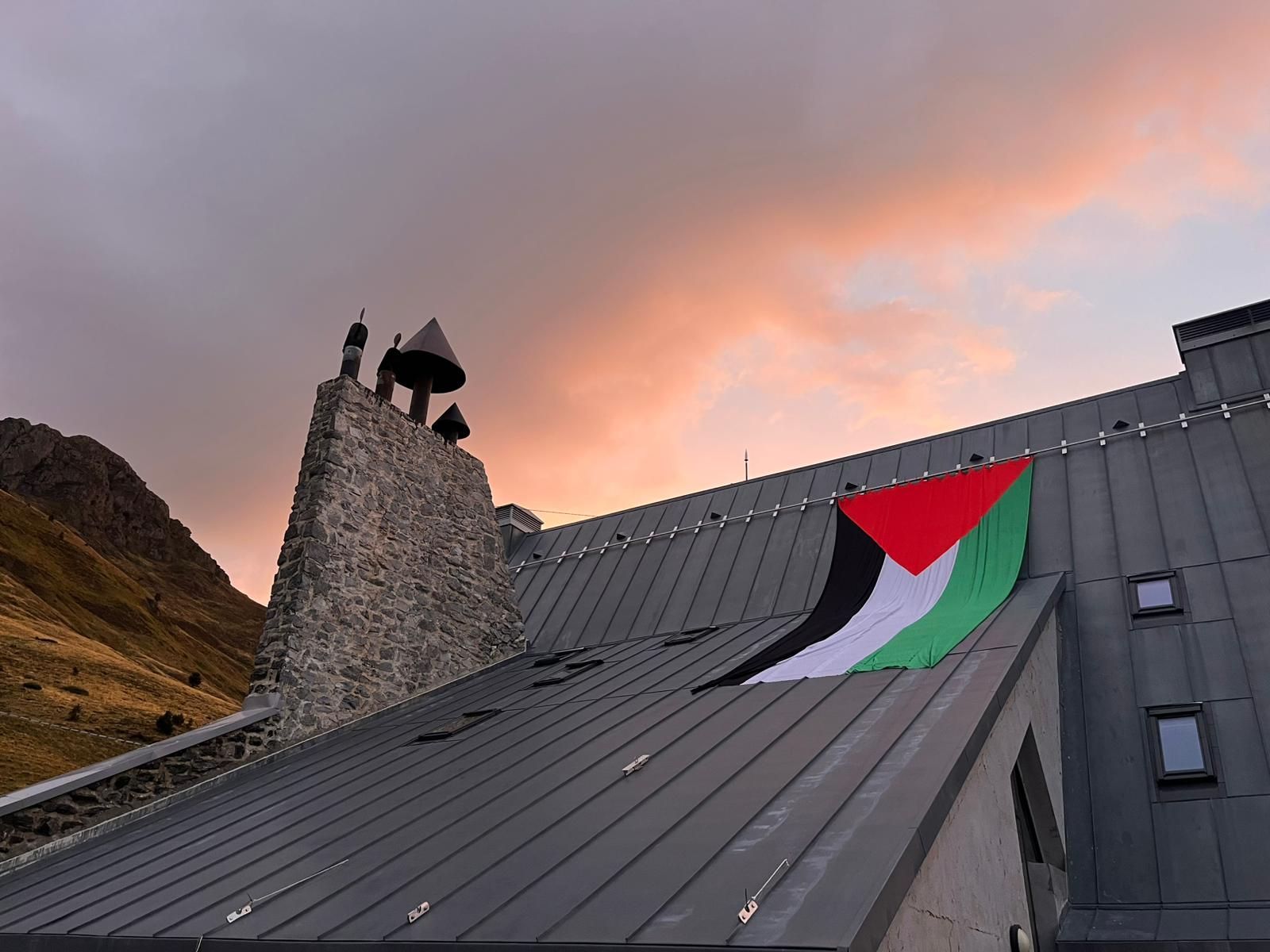 La Vuelta: el Valle de Roncal protesta contra el genocidio de Gaza