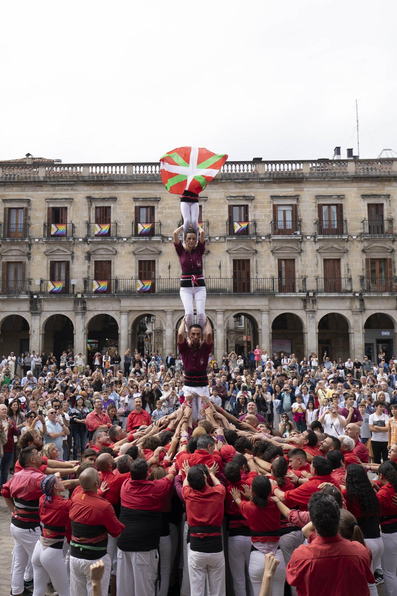 En imágenes: La Plaza Nueva de Vitoria acoge una gran Diada Castellera