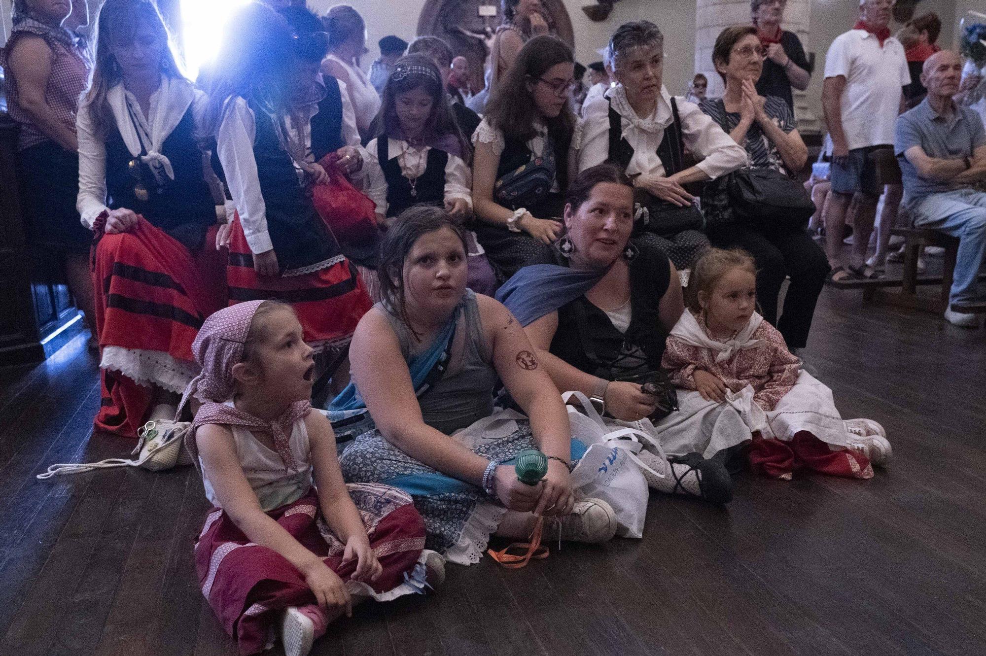 En imágenes: Edurne y Celedón Txiki abarrotan un año más la plaza de la Virgen Blanca