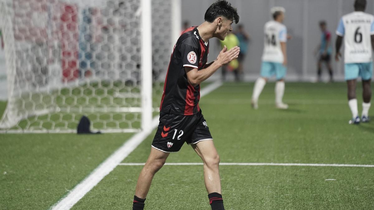 Julen Lartitegi se lamenta de una ocasión ante el Lugo.