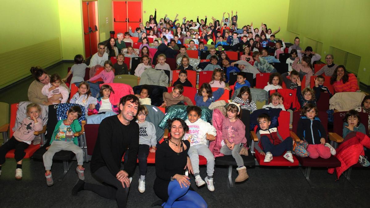 Los actores de Patata Tropikala con todos los asistentes a la función en el centro cívico Lourdes.
