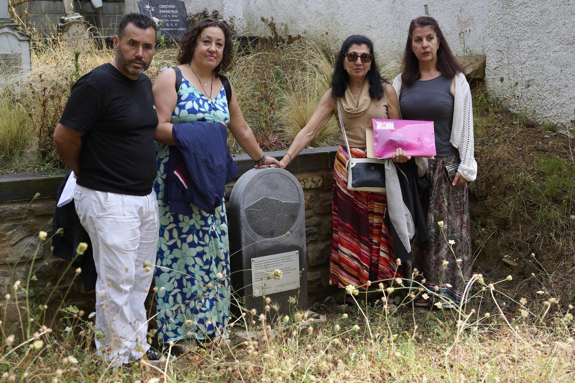 Ana Ollo entrega los restos del joven estadounidense fusilado a su familia en Berriozar