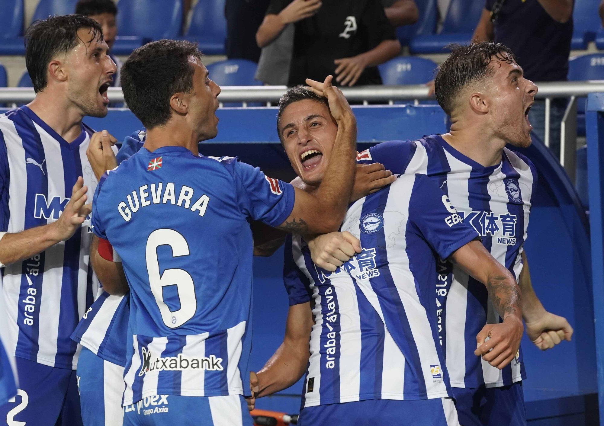 En imágenes: Así está siendo el debut liguero del Alavés contra el Levante
