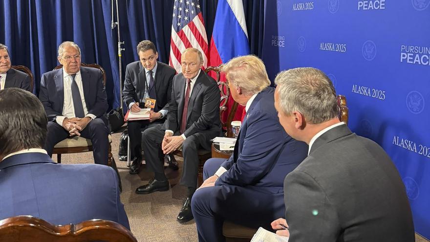 Trump y Putin se saludan con un apretón de manos antes de su histórica cumbre en Alaska