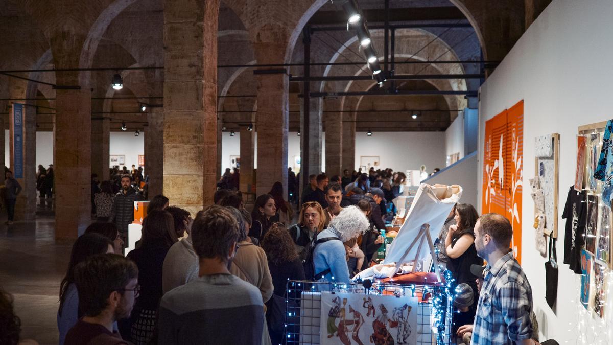 Cada artista atiende personalmente en la feria.