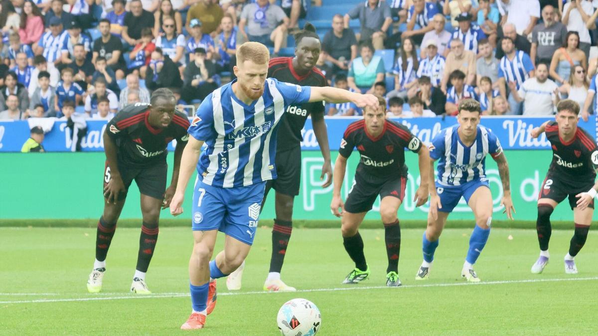 Carlos Vicente ejecuta desde los 11 metros el penalti ante el Sevilla.