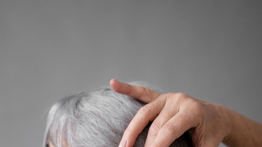 Es malo arrancarse las canas, ¿sí o no? Esto es lo que dice el enfermero Jorge Ángel