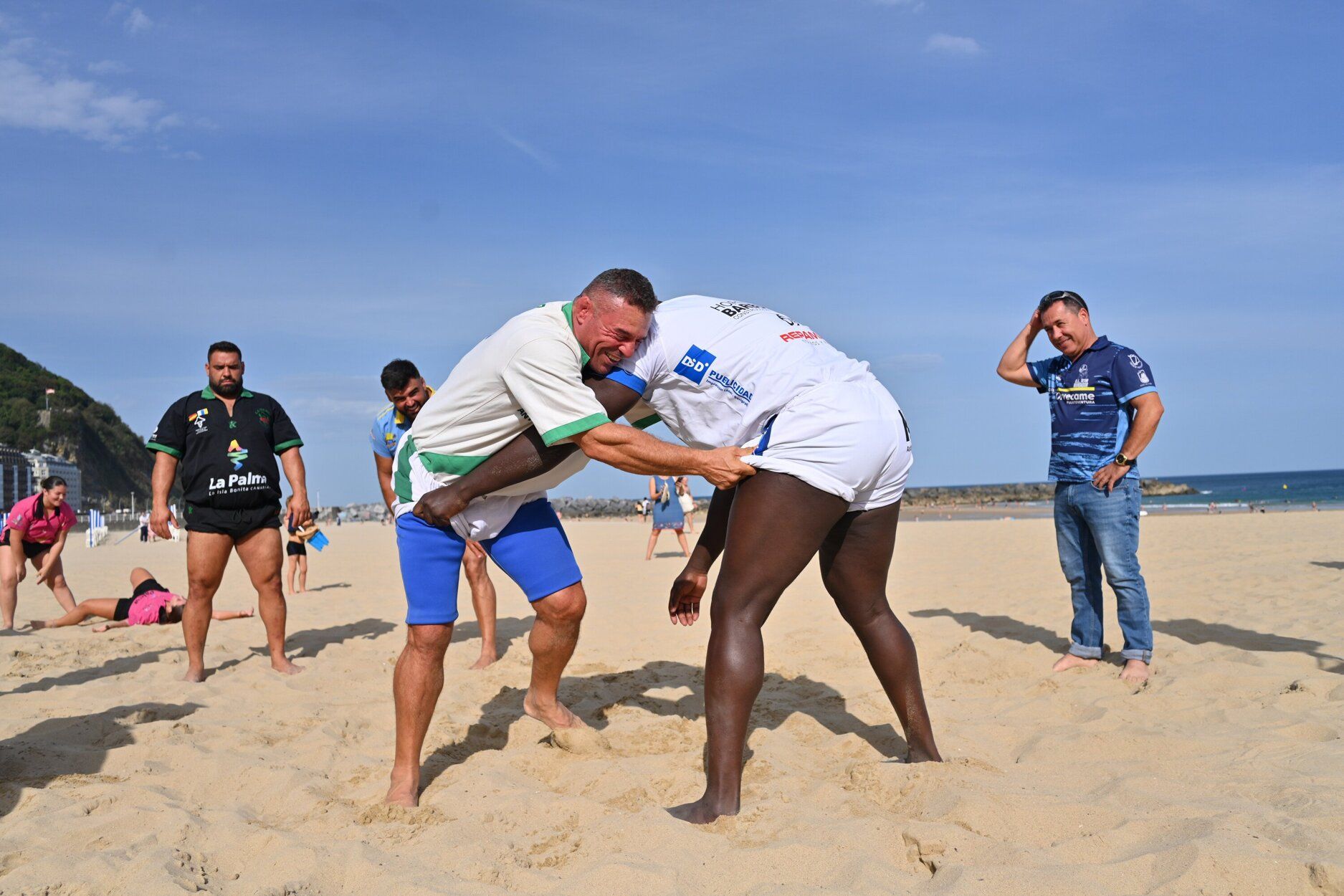 Espectacular exhibición de lucha canaria en la playa de la Zurriola