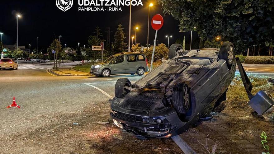 Herido leve un conductor ebrio tras volcar en una rotonda del Polígono de Agustinos