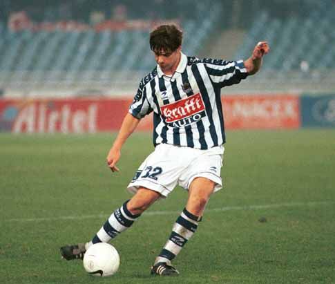 Xabi Alonso, en Anoeta durante el Real-Logroñés de Copa que significó su debut con el primer equipo txuri-urdin.