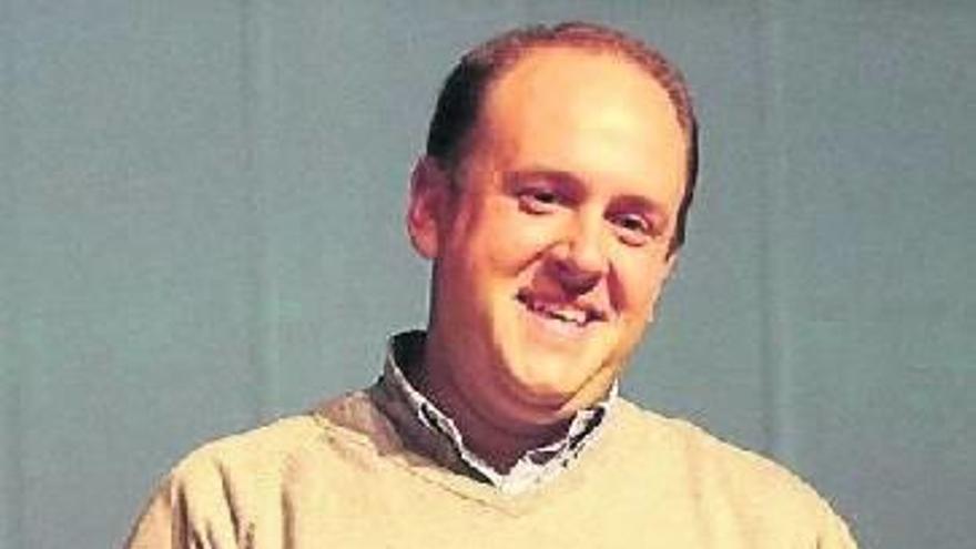 Igor Iraola sujeta en sus manos el galardón de los Premios Bertan.