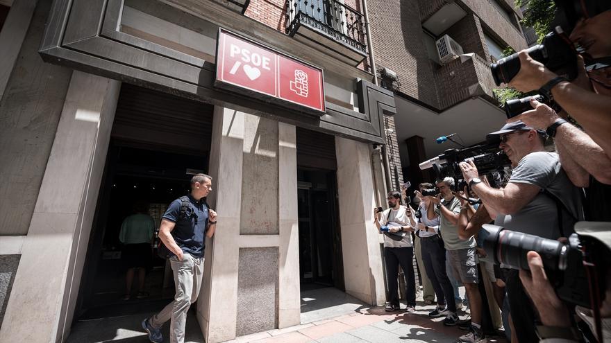 La UCO registra Ferraz para investigar una posible trama de financiación ilegal del PSOE