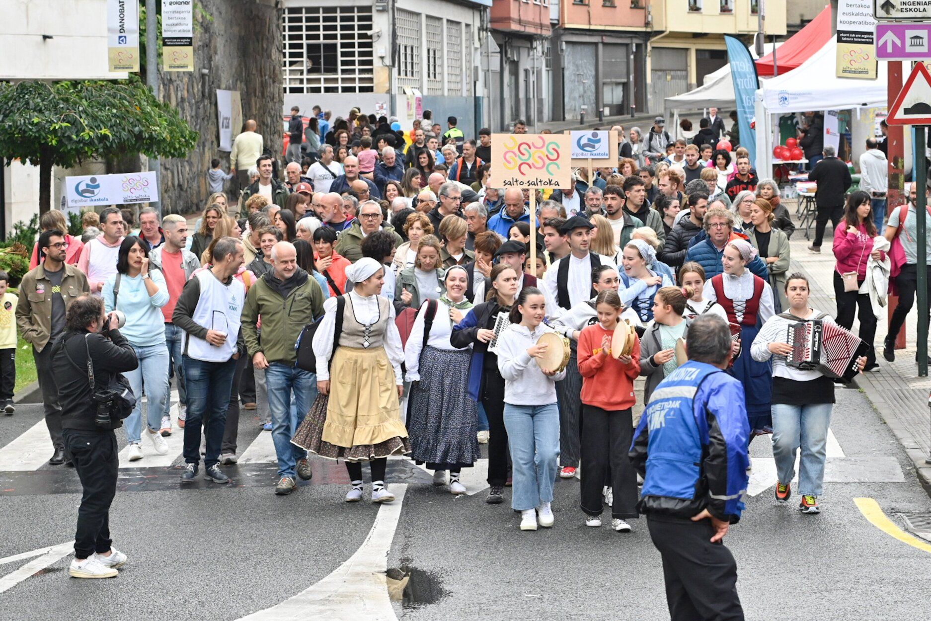[Fotos] Kilometroak 2025 pone a saltar al euskera en Elgoibar