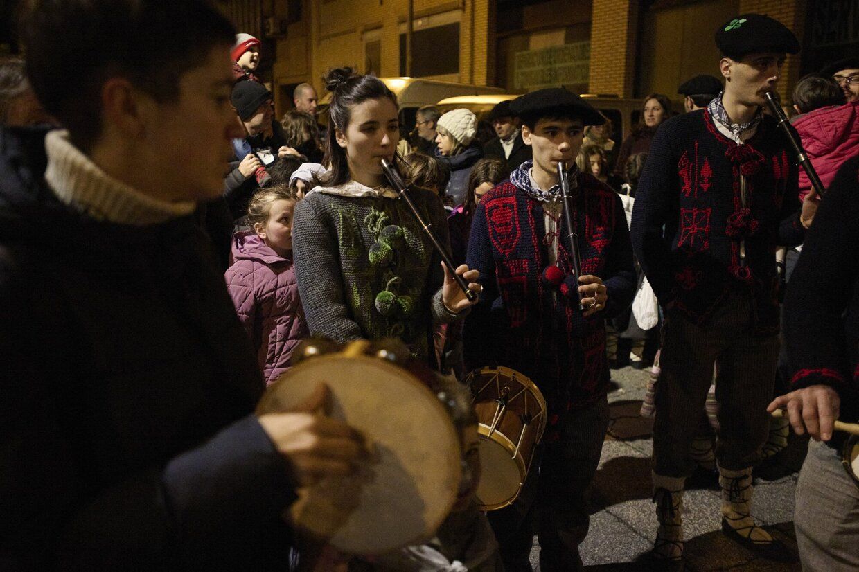 Olentzero y Mari Domingi recogen las últimas cartas en Iturrama