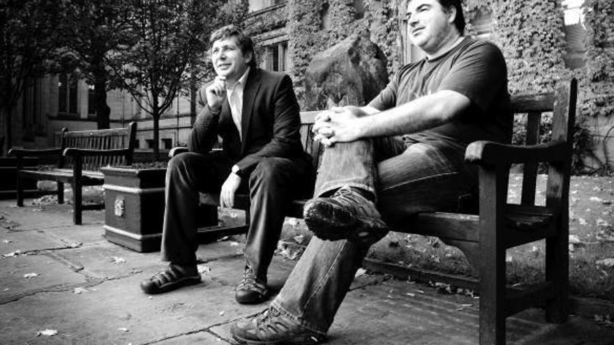 Los catedráticos rusos Andre Geim (izda) y Konstantin Novosolev, ayer en Manchester (Inglaterra).