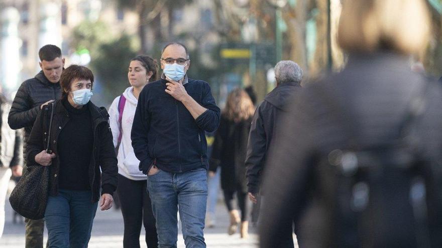 Varias personas pasean por la calle en Donostia, donde la mascarilla será obligatoria en exteriores a partir de este viernes