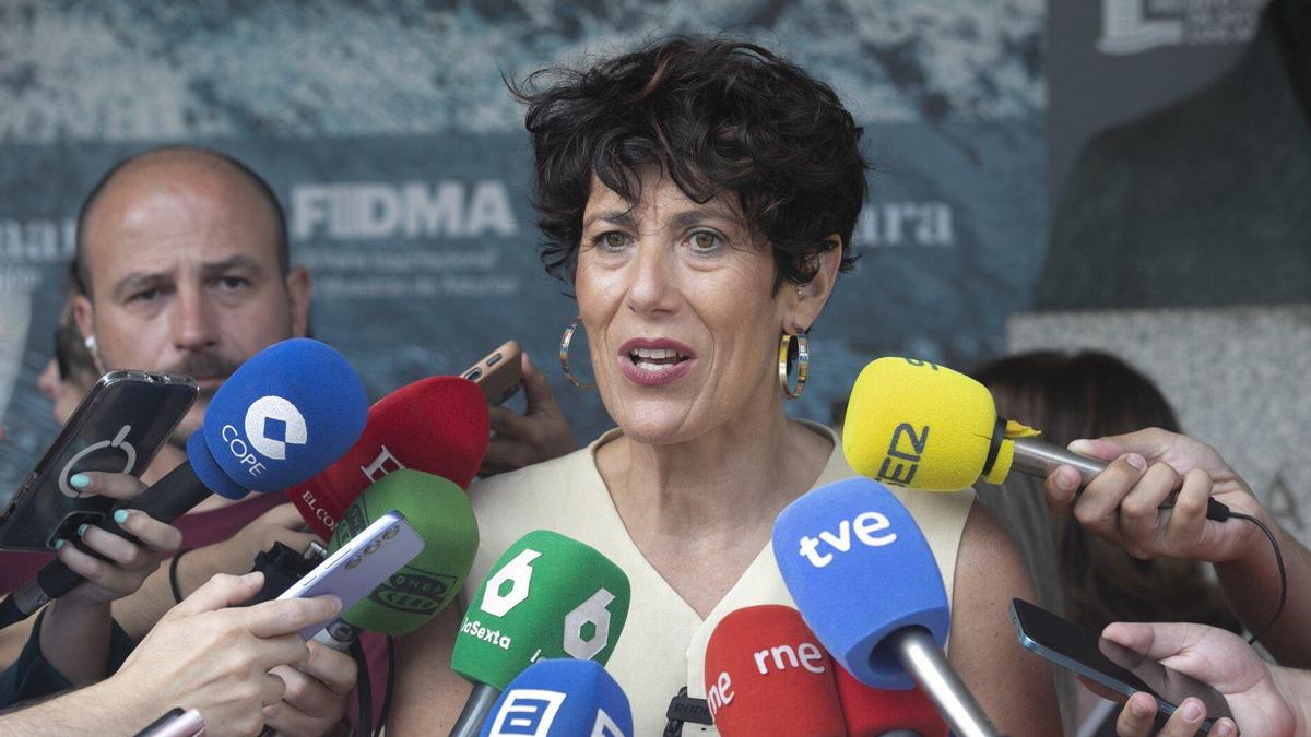 Elma Saiz ofrece declaraciones a los medios de comunicación.