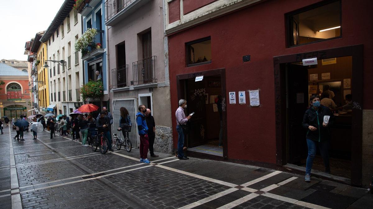 Gente esperando para comprar churros en la calle Mañueta.
