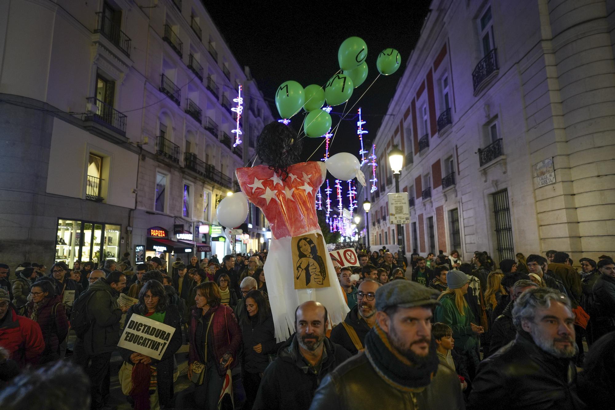En imágenes: Miles de personas se manifiestan en Madrid contra la "asfixia" de las universidades públicas: "Ayuso privatiza, la uni agoniza"