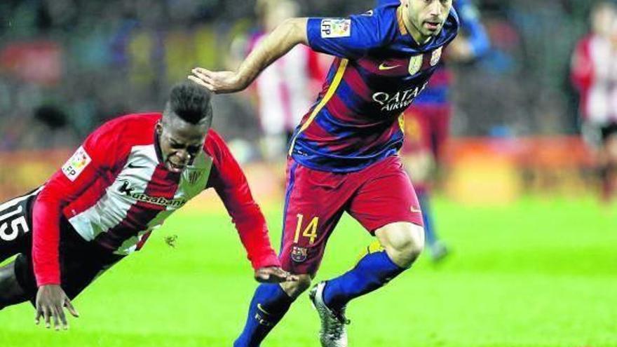 El defensa argentino del Barcelona Mascherano (d) escapa de Iñaki Williams, del Athletic.