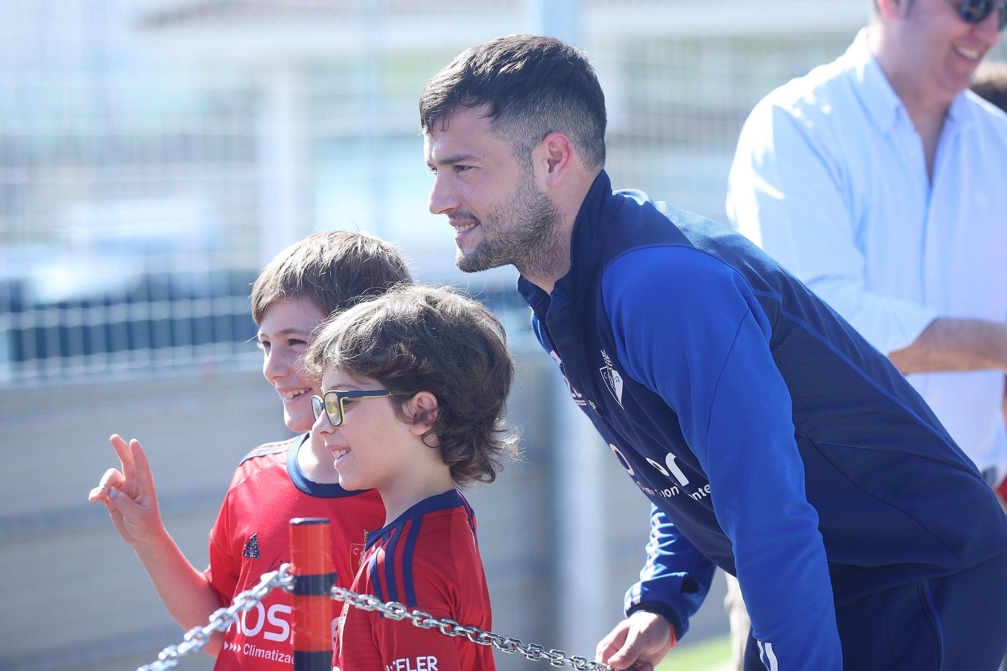 Osasuna se prepara para el Valencia: radiantes sonrisas en una calurosa mañana en Tajonar
