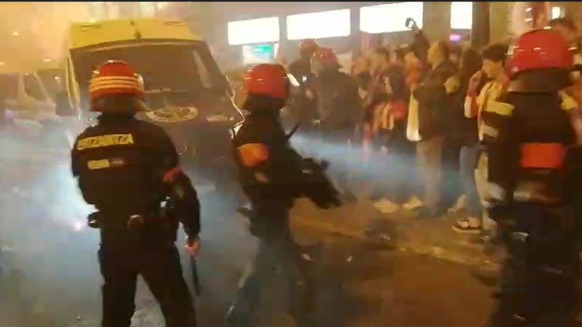 La Ertzaintza controla la llegada del Athletic a San Mamés