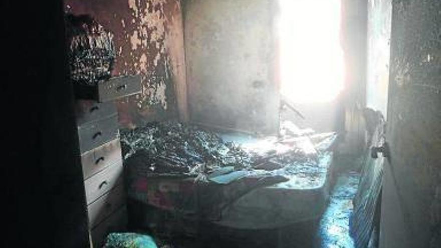 Dos hermanos, trasladados al hospital por inhalar humo en un incendio ...