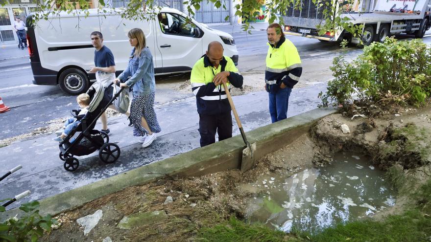 Una tubería rota genera una fuga de agua en Portal de Legutiano